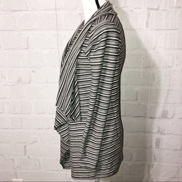 O’Neil open front horizontal strip cardigan. E36 - Picture 2 of 5